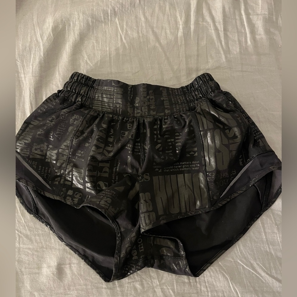 Lululemon Hotty Hot Short Low-Rise Lined 2.5”